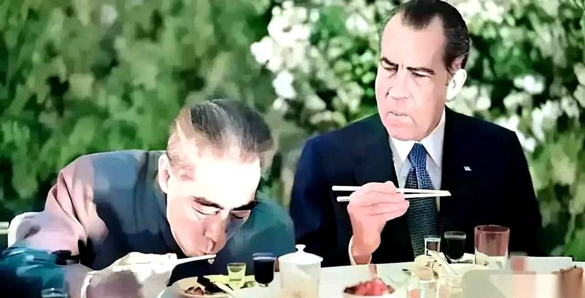 我跟你说,最牛的牌,从来都不是亮在明面上的。1972年,人民大会堂,尼克松坐在