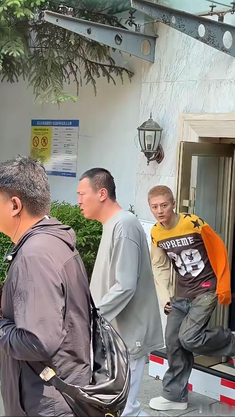 鹿晗今日五哈录制路透，怎么从他身上看到了权志龙的影子。
