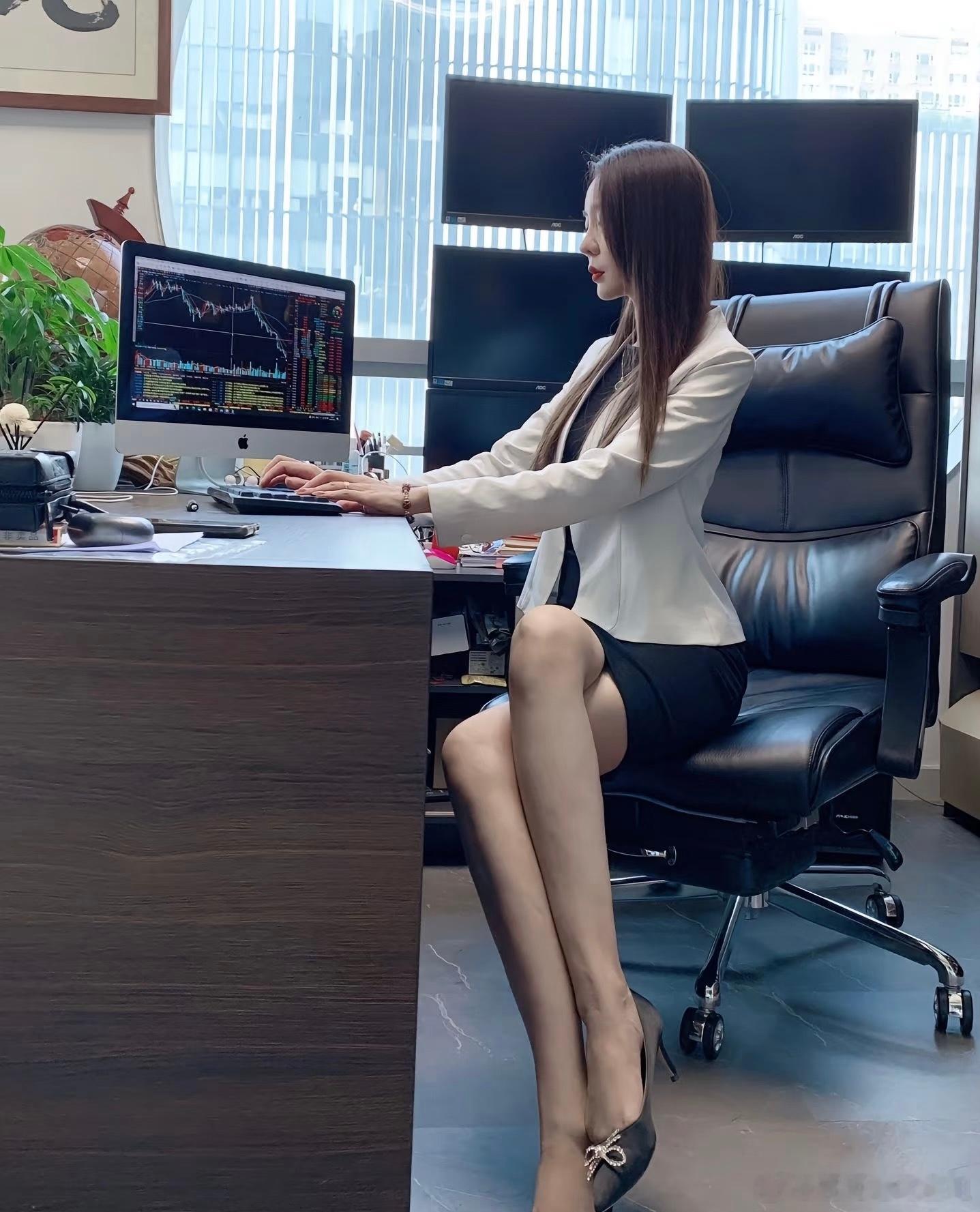 炒股十多年，越来越发现：一个人最大的靠山，从来不是漂亮的脸蛋，也不是完美的婚姻，