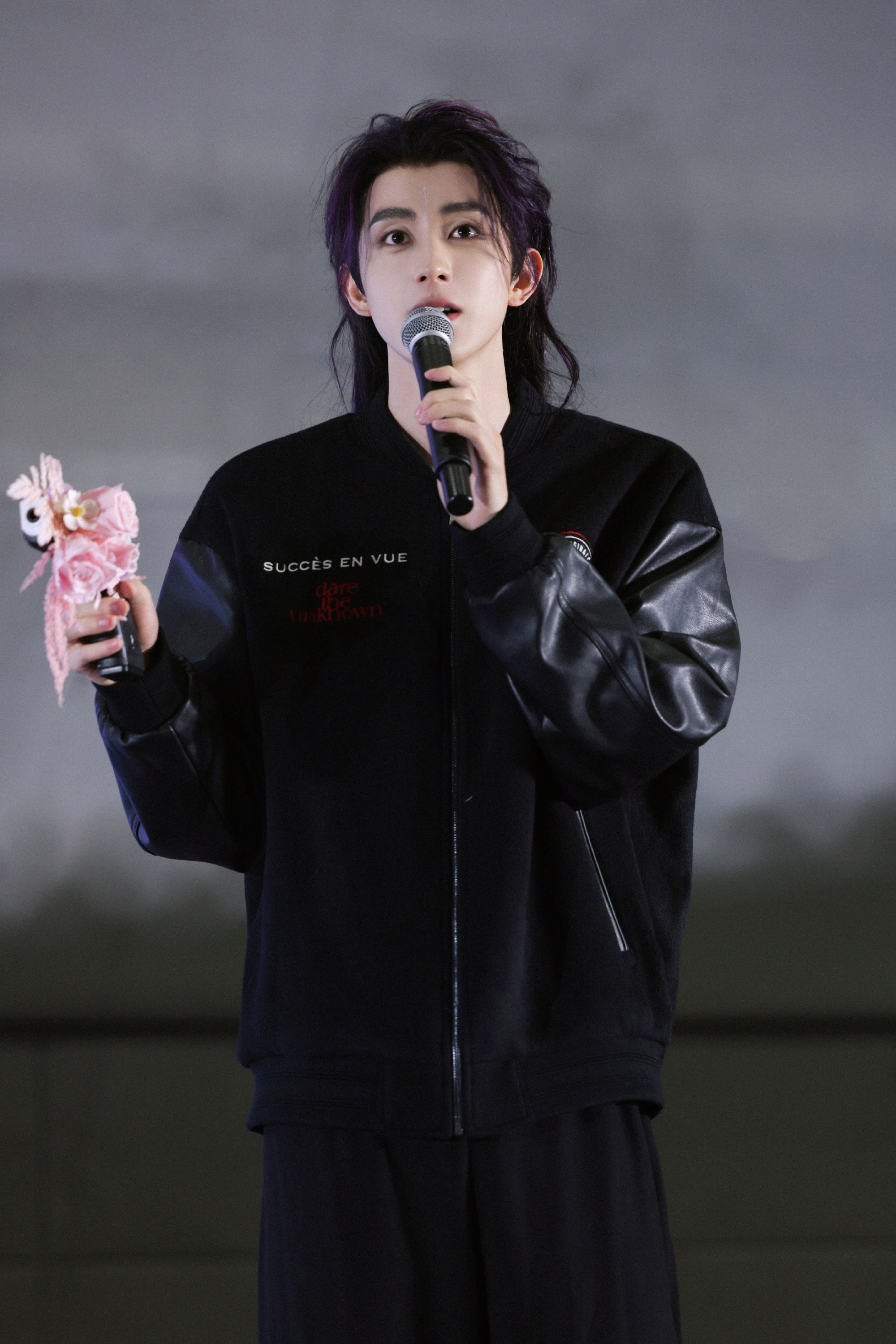 1.敖瑞鹏每天都会在某音上搜各种抽象视频和特效，看到喜欢的就会直接拍，团队一开始