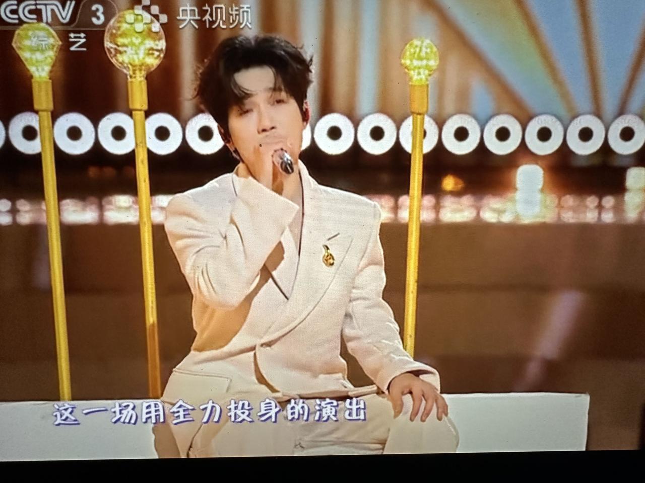 陈楚生央视的《获奖之作》上场了。在一个小记录片后面，很有意义的安排。因为他唱