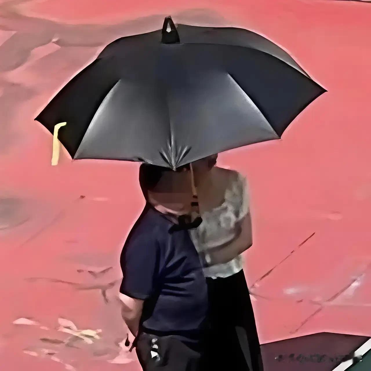 太荒唐了！厦门教师撑伞事件最该追问的不是女教师和退休教师该不该打伞，而是学校为什