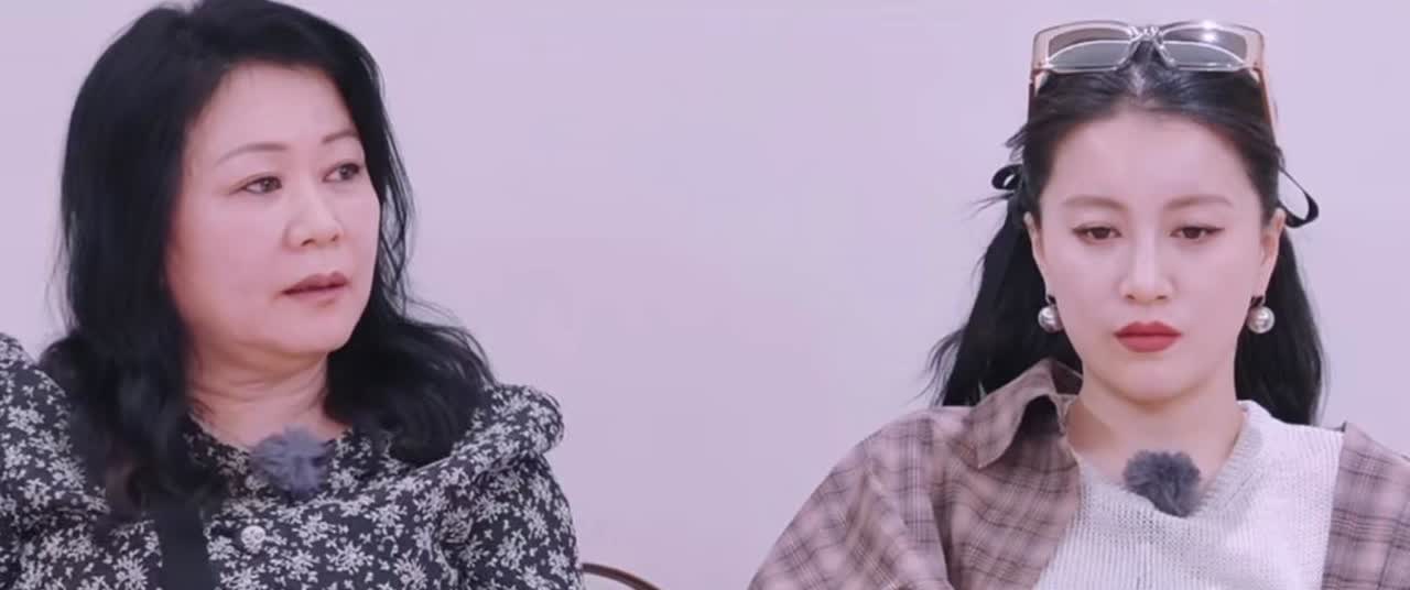 李嘉格的妈妈喜欢黄圣依，黄圣依的妈妈喜欢陈梦，她们都看不上自己的女儿。黄妈妈本身