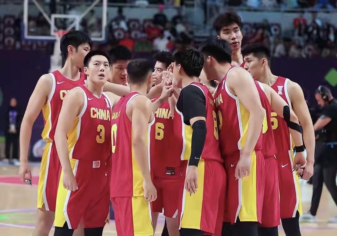 中国男篮14人大名单正式公布，争议球员仍留下，郭士强淘汰新人就在今天上午，中