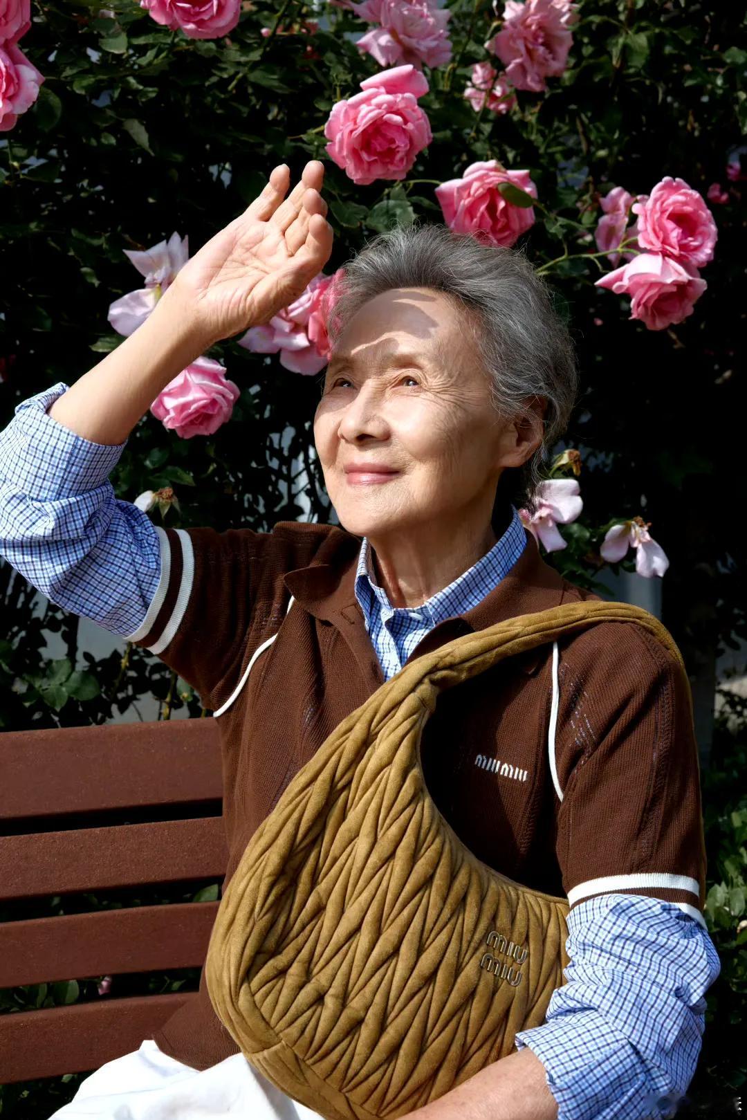 87岁吴彦姝状态真好，这穿搭也太少女了吧？哈哈，如果我能活到她这个年龄，我也