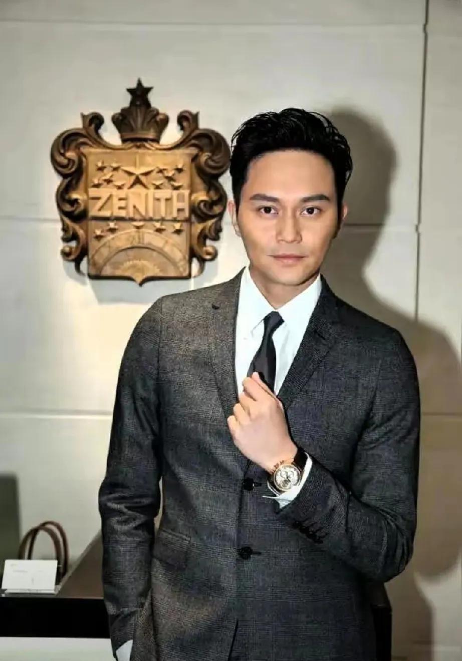 家人们谁懂啊！张智霖袁咏仪这对夫妻把“宠妻”玩出新境界！近日，两人逛中古店的视频