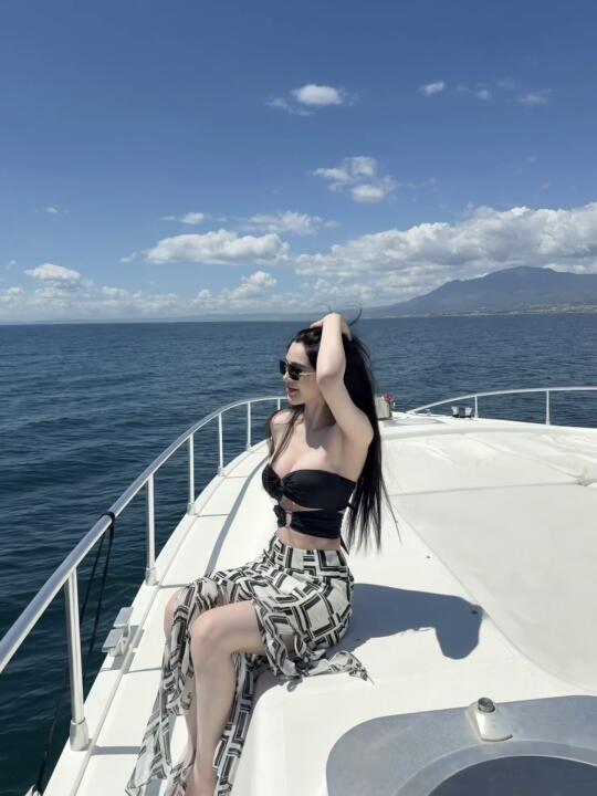 看着海洋🌊， 海风🌬️拂过脸庞， 阳光☀️照耀着头发， 好开心🥳