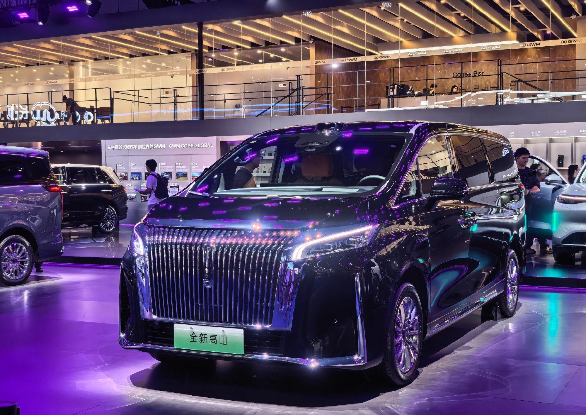 2026成都车展打卡长城魏牌展台，现场氛围感很棒，V9X、V8X、高山还有摩卡