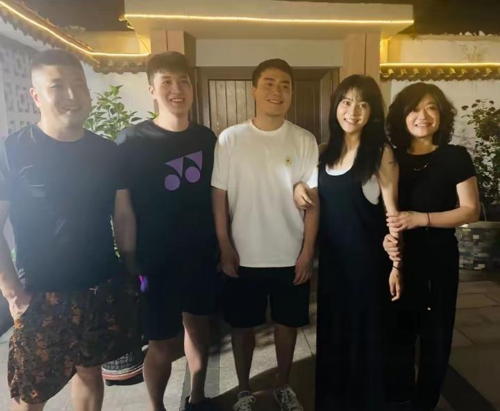 梁靖昆的家庭配置也太顶配了吧！翻到他和家人的合照，全家颜值气质都在线，兄弟姐妹个