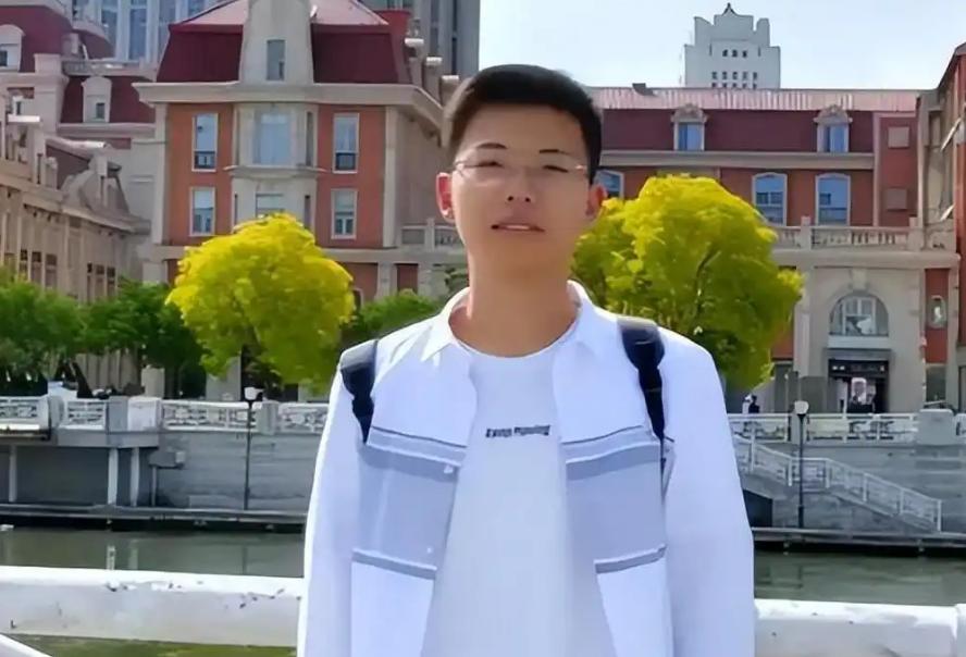 常书杰曾以690分考入北大，却因沉迷游戏被学校劝退，一度让父母绝望，也遭到亲友嘲