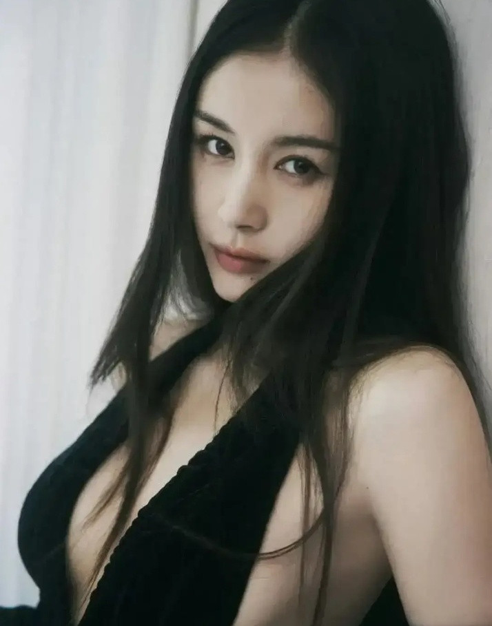 王子文好像有“真空”上瘾症深V还露背摄影师镜头怼这么近尴尬吗