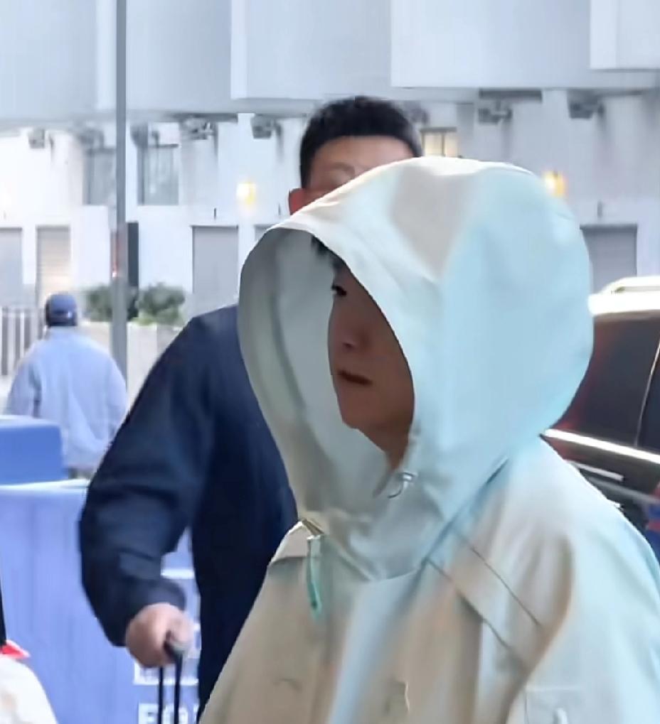 4月30日，鲜活明亮的莎莎！我们莎莎衣服明显带薄了，春天厚衣服是都收拾起来了吗，