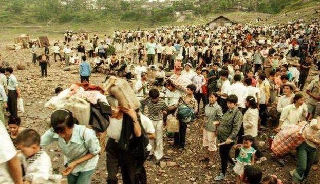 你知道三峡工程最大的代价是什么吗？1993年后，三峡100多万人迁移，当时有山东