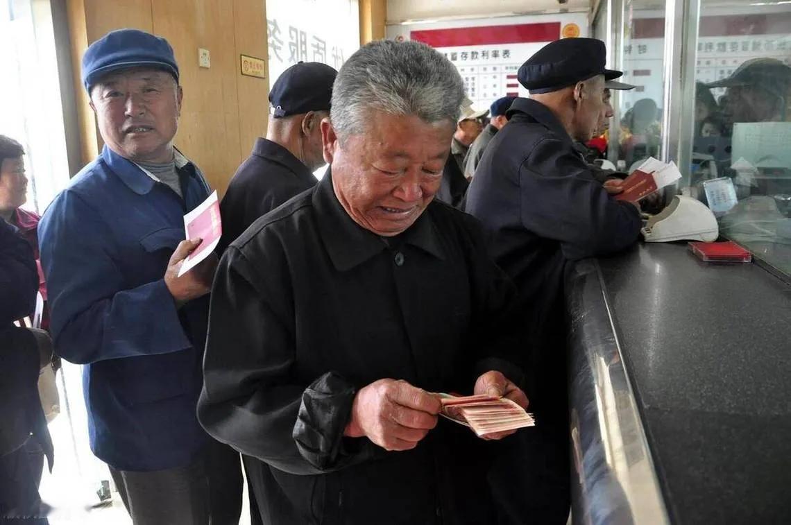 为啥要给农村老人涨基础养老金？核心原因就是现在的钱根本不够花，还和城里的养老金差