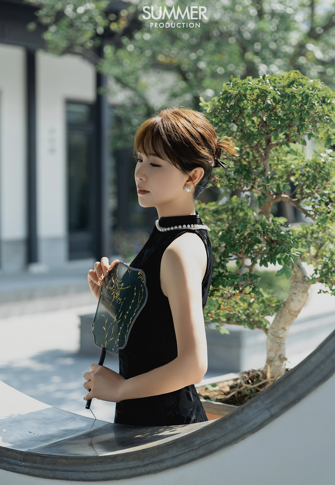 客片分享。黑色旗袍+中式园林真的太绝了！美女个人写真新中式写真复古写真​​​