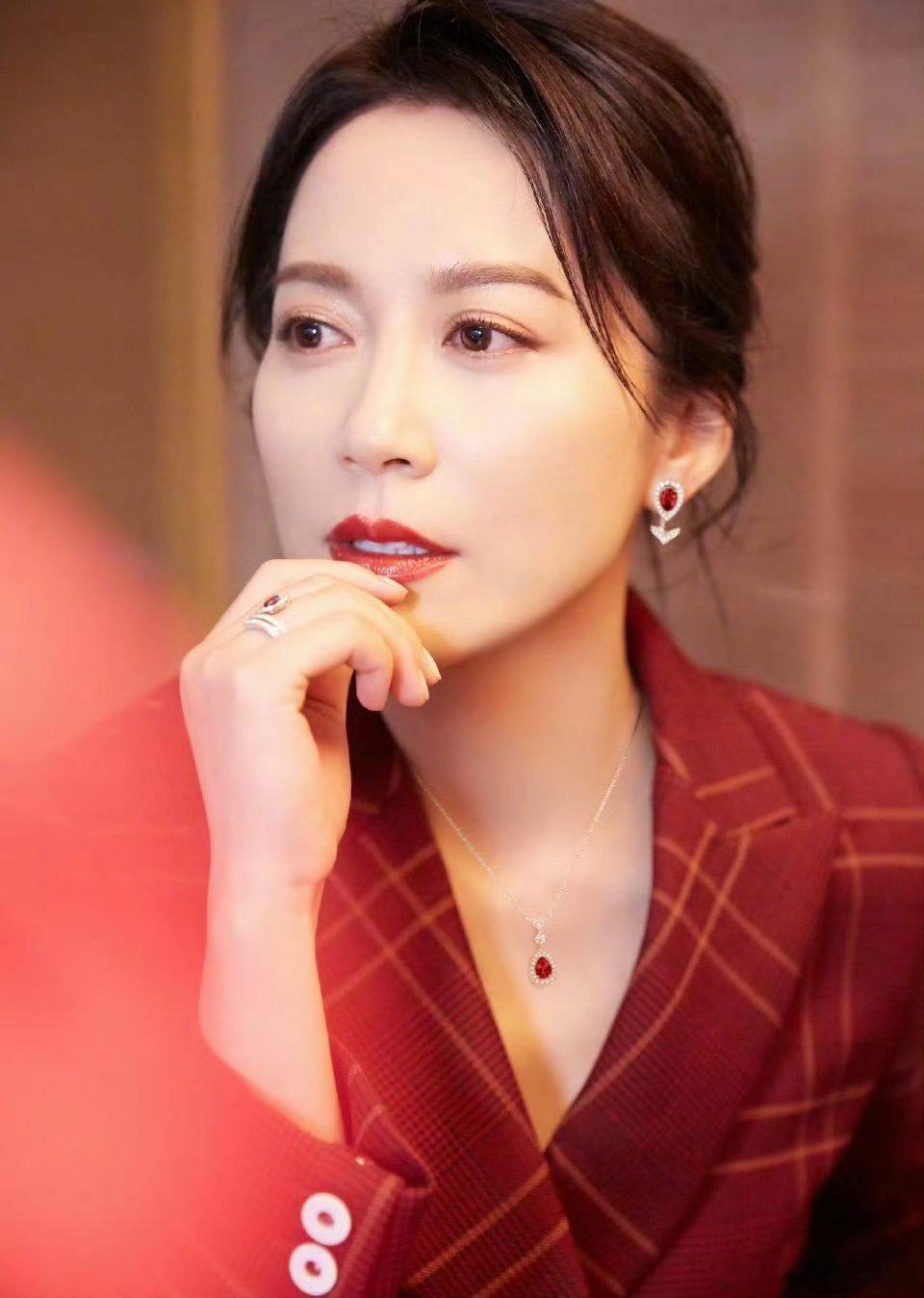 惠英红贾静雯俞飞鸿一路繁花 三代女神齐聚，颜值与演技并存，从容自信，这才是时光