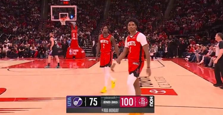 火箭队的比赛，太抽象了！[捂脸哭]打个爵士队，三节领先25分，最多领先30分，