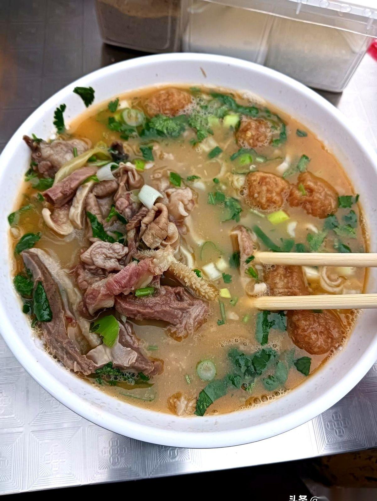 最后几块肉，我是硬塞进嘴里的。就在往下咽的那一刻，脑子嗡的一下，胃里翻江倒海，