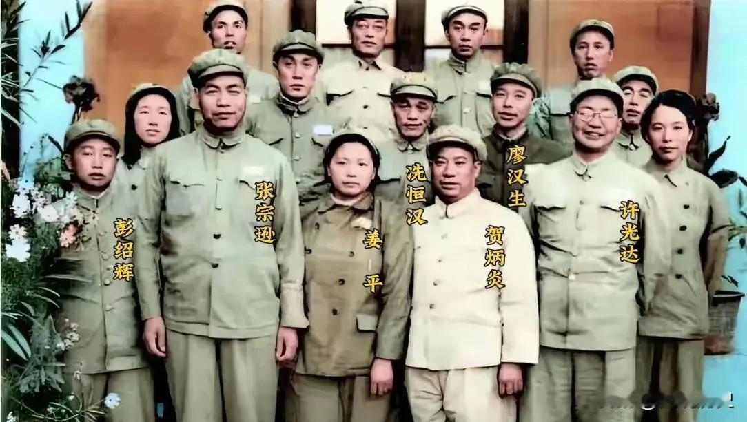 “独臂刀王”贺炳炎这张合影拍摄于1952年9月，在陕西西安的西北军区机关院内