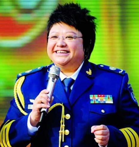 一道裂痕击穿二十年口碑：韩红公信力崩塌的底层逻辑钢化玻璃最致命的破损，从来