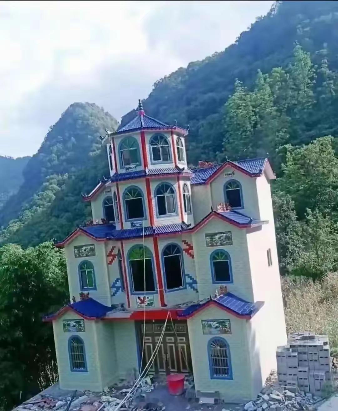 云南农村，网友家的自建房。住这样花哨的房子，需注意什么？
