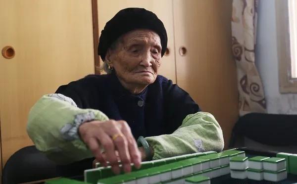 016年，湖南株洲张老太穿着寿衣躺在棺材里，正要盖棺入殓，张老太突然从棺材里坐起