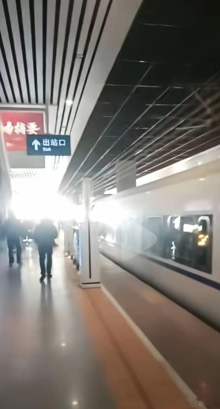 东篱清影诉杜某枝的侵权官司要开庭了，这波热度直接拉满比起争论宽哥是否要去长沙