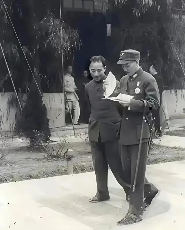 1943年拍摄于重庆的一张照片，照片中的两个人左边的是戴笠，右边的是蒋介石。戴笠