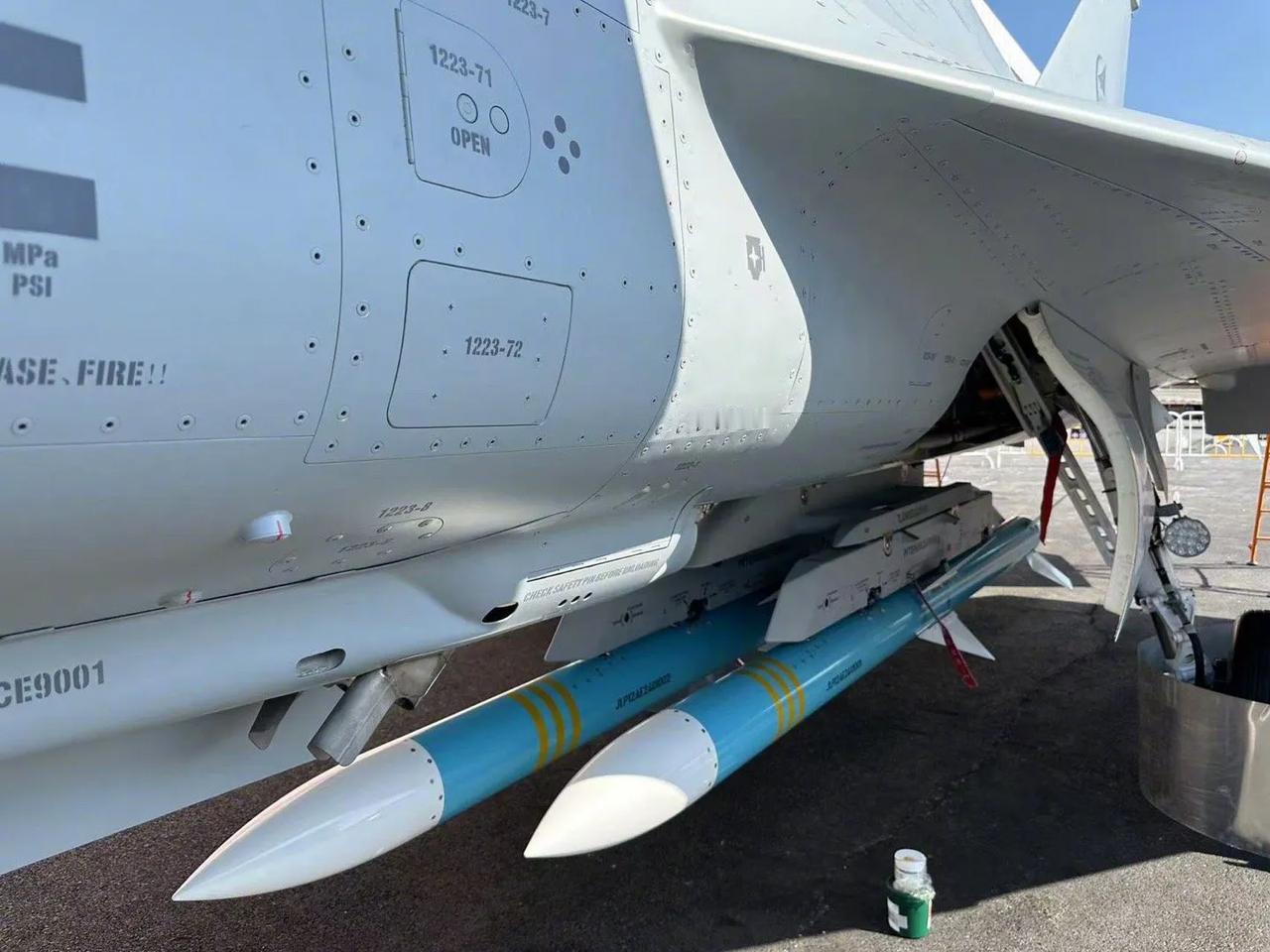 我国又来了个能改写世界空战格局的举动——给歼-10C挂上霹雳-17空空导弹。
