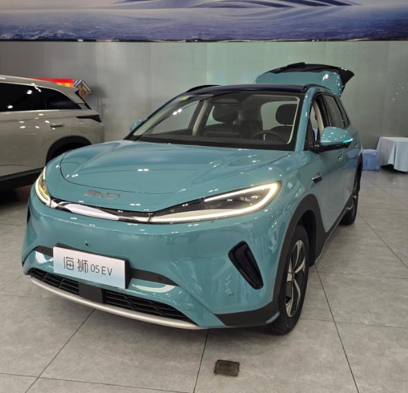 这款比亚迪海狮05EV浅蓝色的外观还是挺漂亮的，外观偏中庸一些，比较耐看，小蓝灯