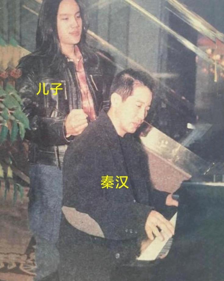 这是1994年48岁的秦汉，这一年，林青霞嫁给了邢李源，而秦汉的头发也剪成了板寸