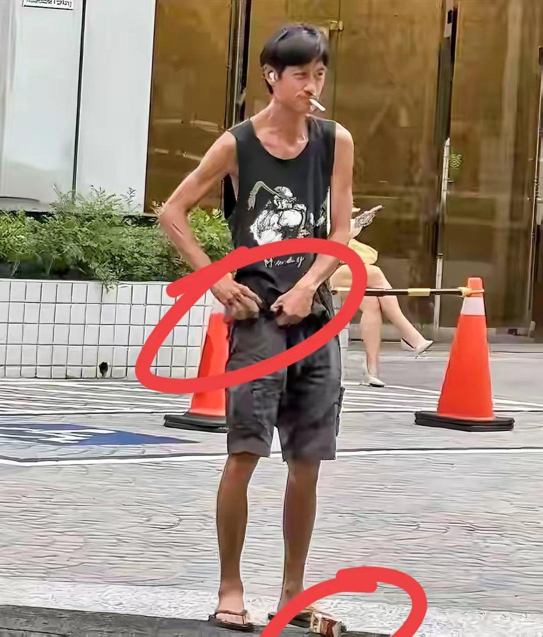 男明星街头捡烟，手拿现金，瘦成皮包骨，看见镜头慌忙塞兜里。曾经也是叱咤风云的一