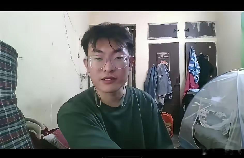 一个在印度留学的中国学生，谈他在印度的留学生活。​每个学期他需要交10000多人