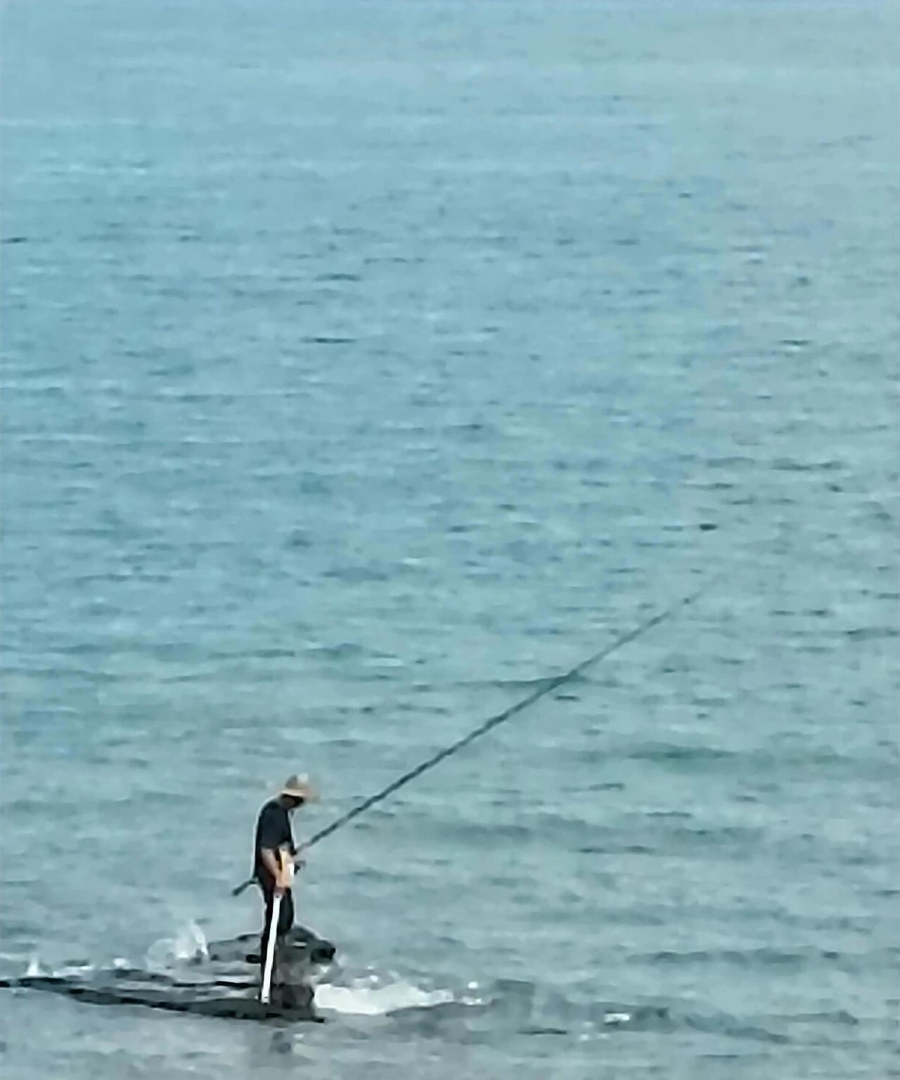 一竿独钓海心浪，鱼未上钩标晃荡。两眼放光水面望，笆篓空空风声响。