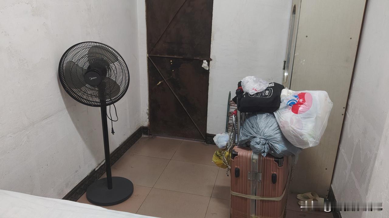 今儿到东莞东站办事，到地儿都挺晚了，打算找个地儿住下。瞅见附近的利群旅馆，想着先