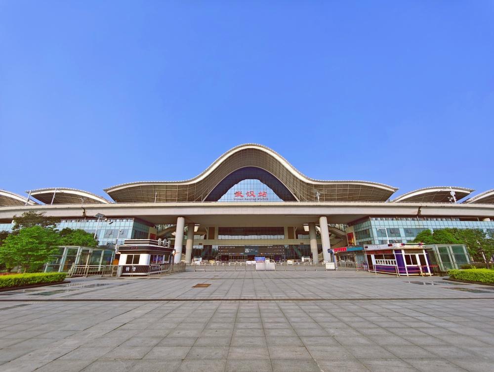 【武汉火车站公站提示能否改改】近日应邀参加上饶三月三活动，返程半夜回到武汉站，没