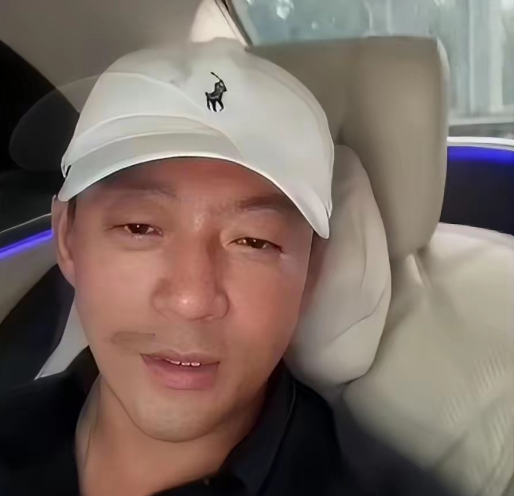 这个周末，汪小菲独自飞往湾湾陪孩子。筱梅这个周末比较忙，和乐乐有几场直播。小
