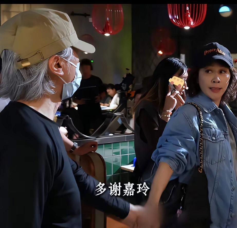 终于知道周星驰为啥不结婚了！不是因为忘不了朱茵，而是他都64岁了，刘嘉玲约他