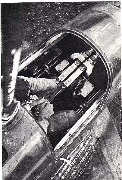 二战德军JU-87D轰炸机上的后射MG81Z机枪，不得不说空间是真的狭小。1