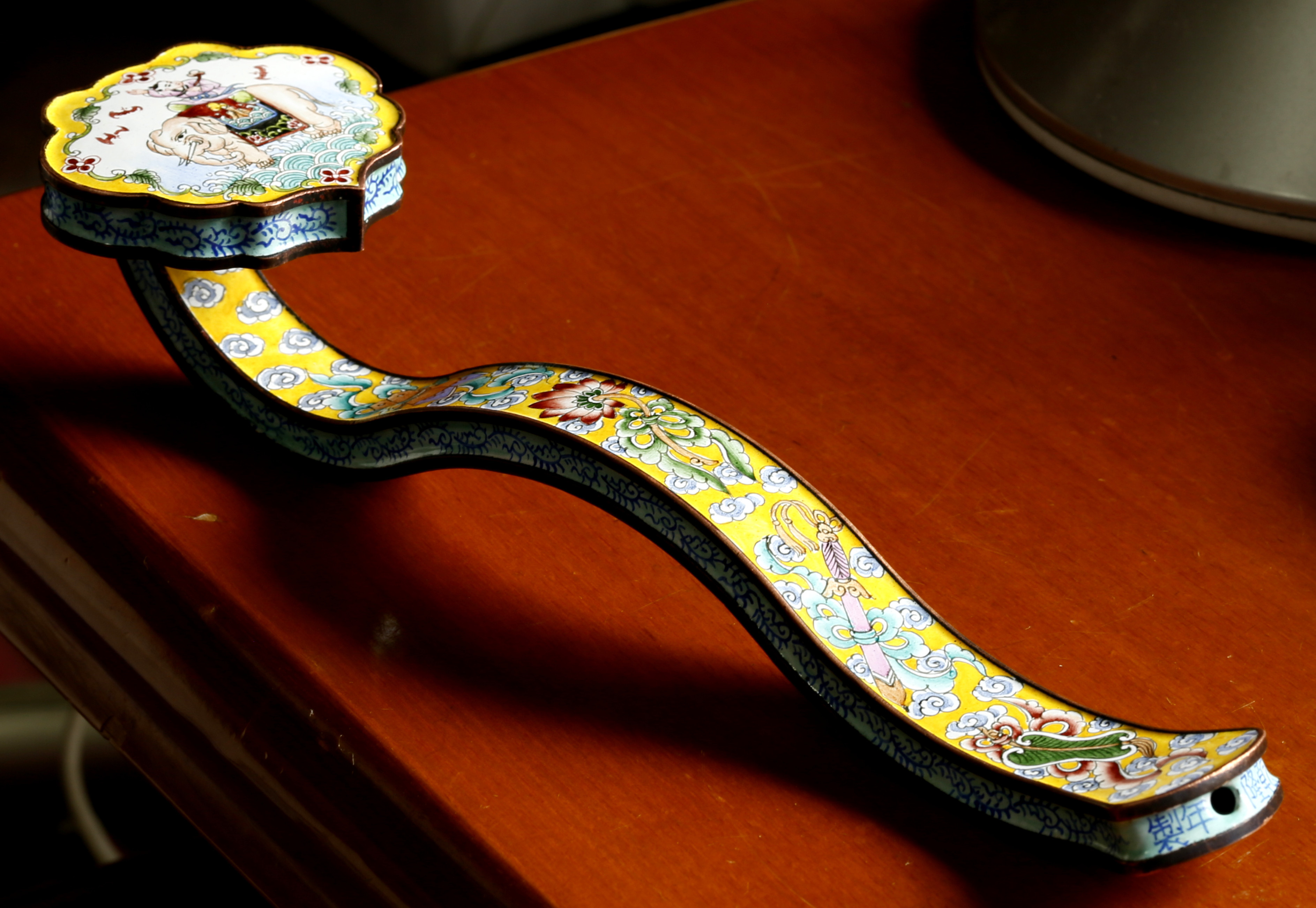 清乾隆.铜胎畫珐琅太平有象八宝纹如意一件尺寸：长24厘米，头宽65.6MM，
