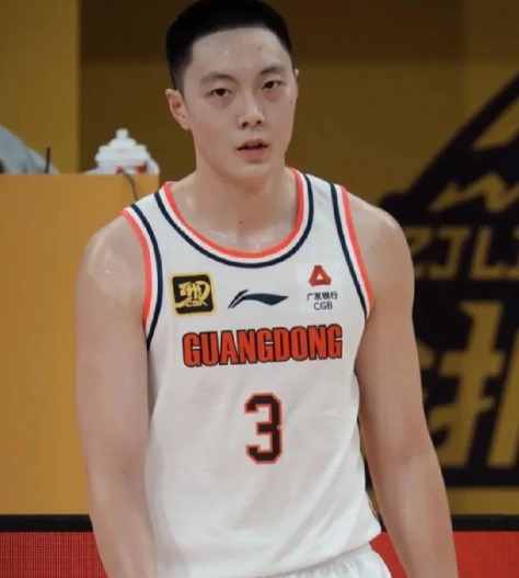 中国男篮VS波黑，虽然赢球，但这三人表现仍然糟糕！1，胡明轩，广东核心，国家