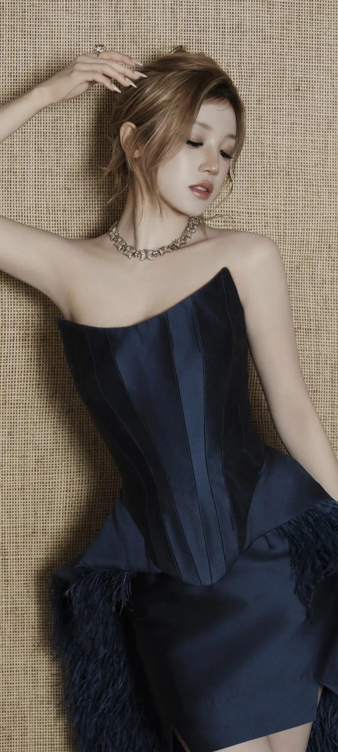 美女壁纸～宋雨琦，藏蓝缎面勾勒利落的束腰线条，羽毛拖尾漫开柔雾般的慵懒颈间珠宝