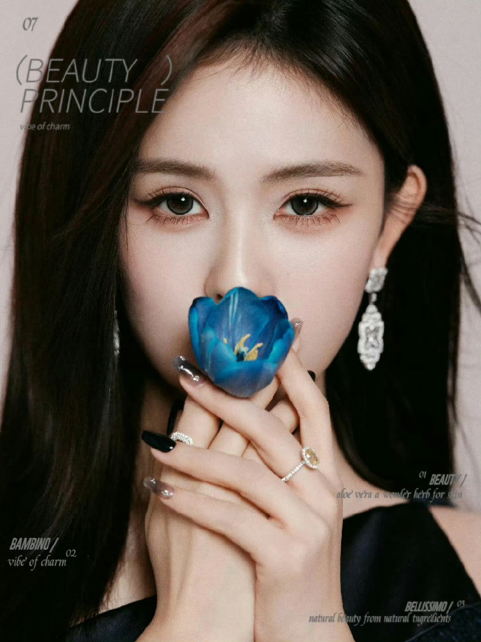 我这才知道，原来白鹿也有叼花的神图……这是在模仿鞠婧祎吗？