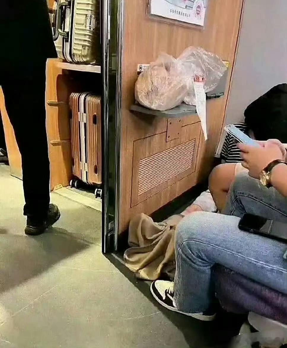 高铁上遇到的，好恐怖，没人管管嘛?
