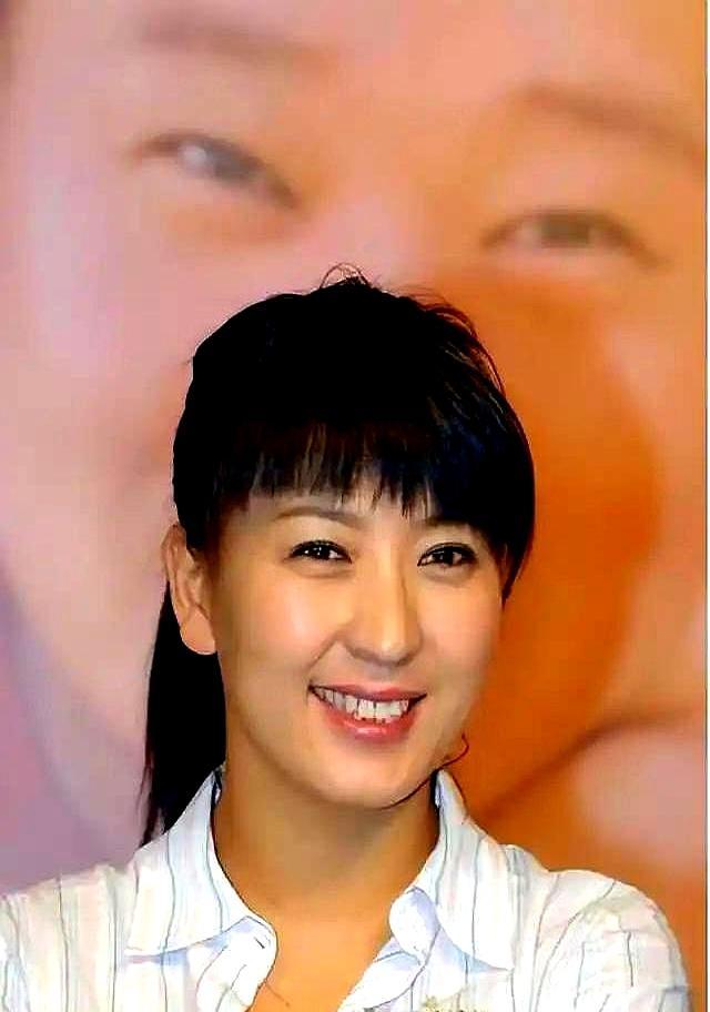 直播间刷屏的骂，她笑了。闫学晶刚点完购物车链接，抬眼看评论，手指滑过屏幕，像拂