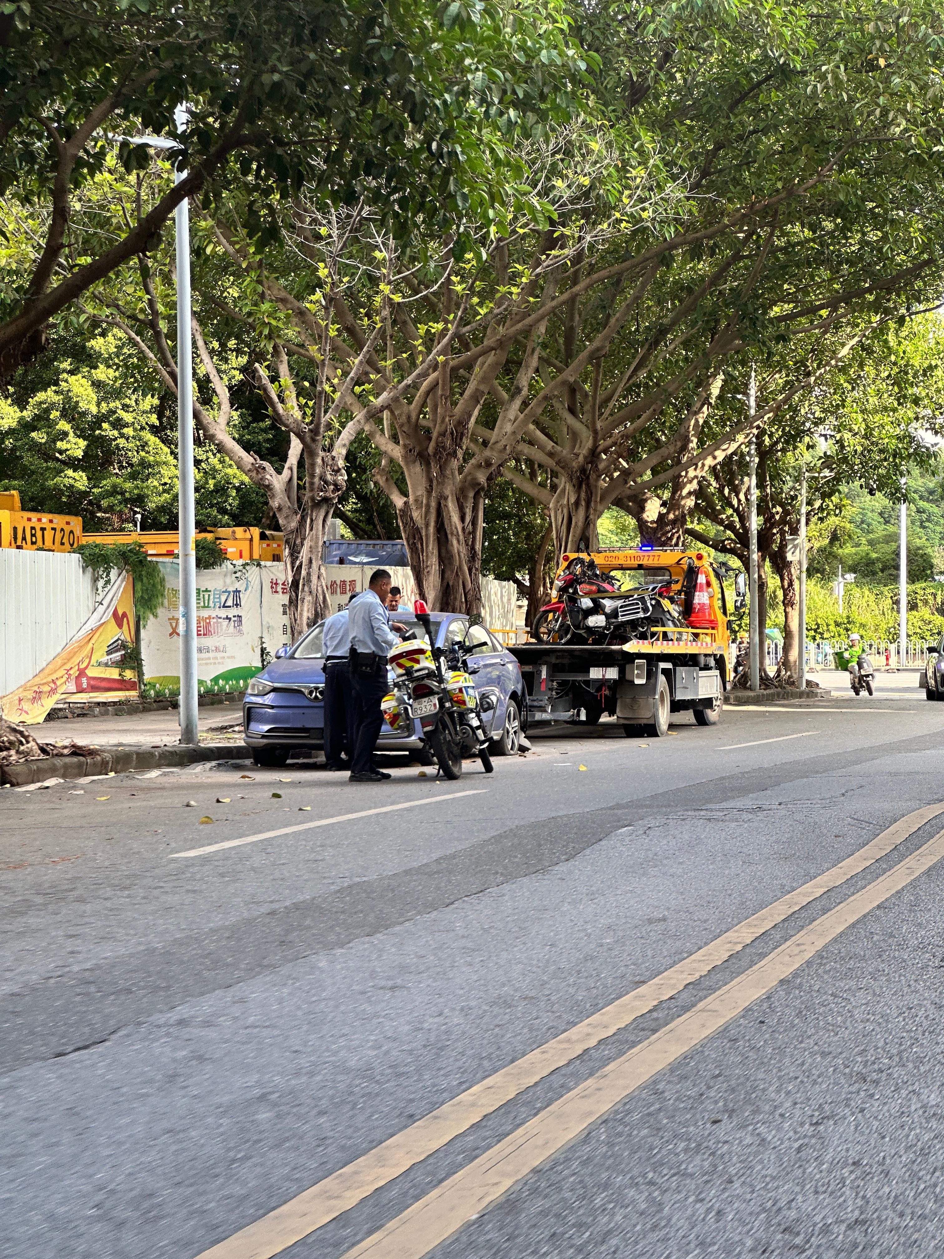 点赞👮叔叔，又清了一波僵尸车，还市民开阔道路[点赞]​​​