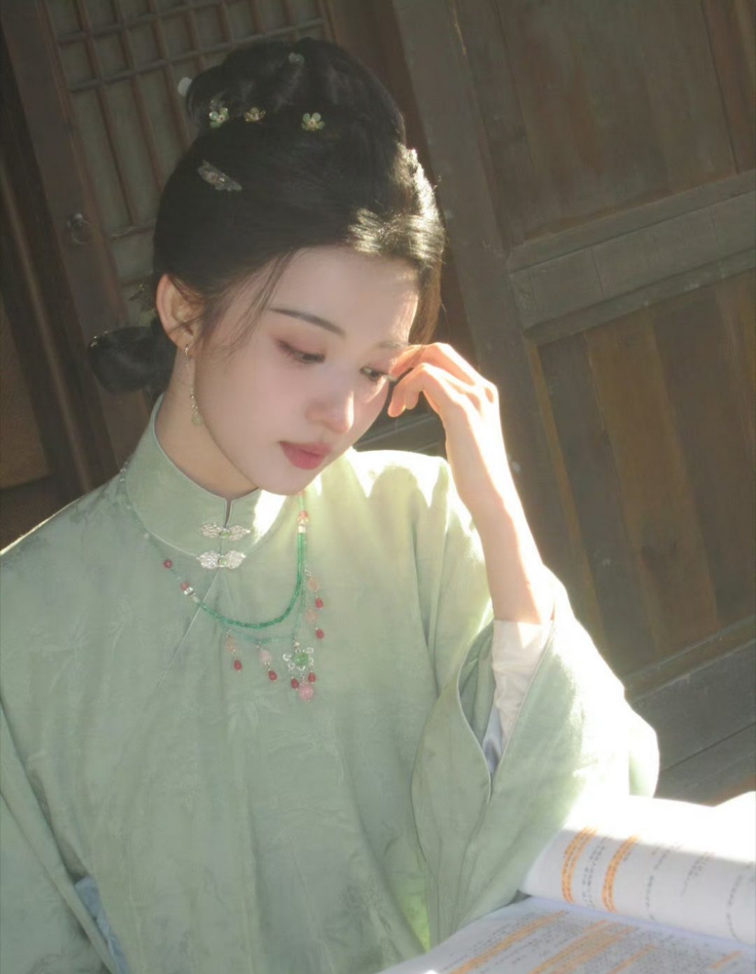 王楚然美丽的魏大夫你来啦魏大夫给我把把脉