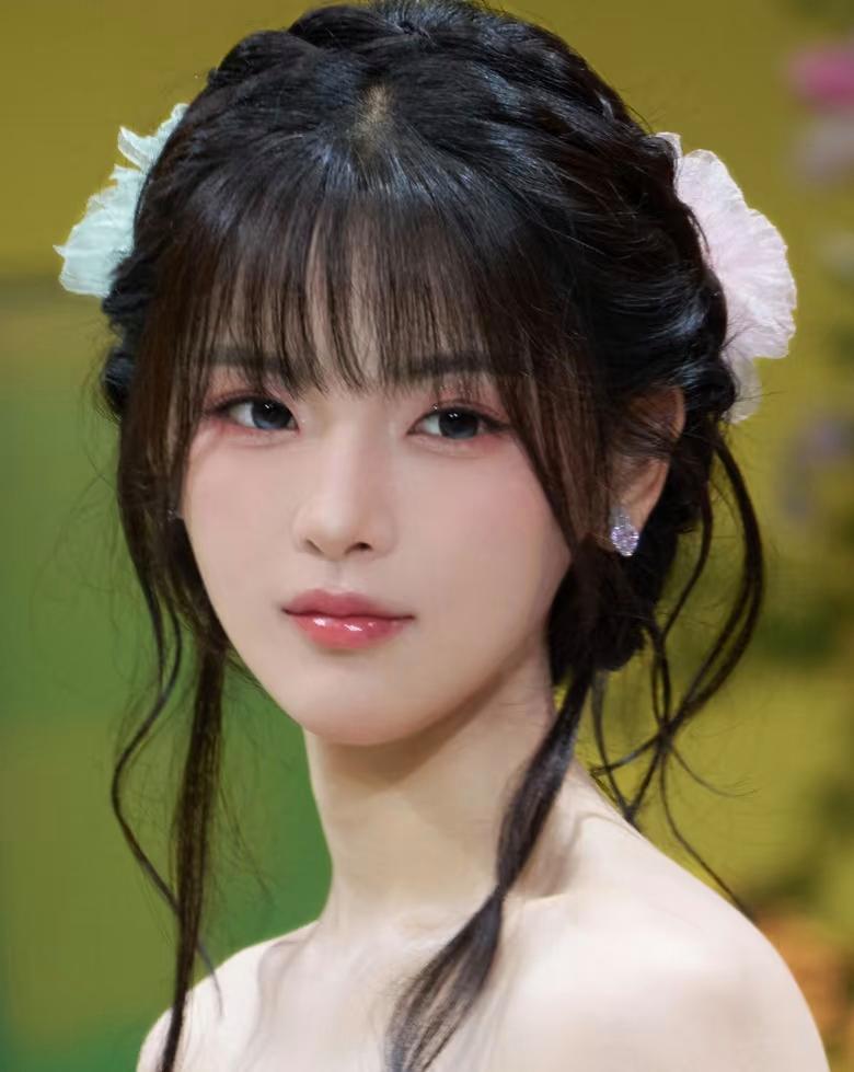 杨超越这期的造型真的太好看了，不愧是建模脸。​​​