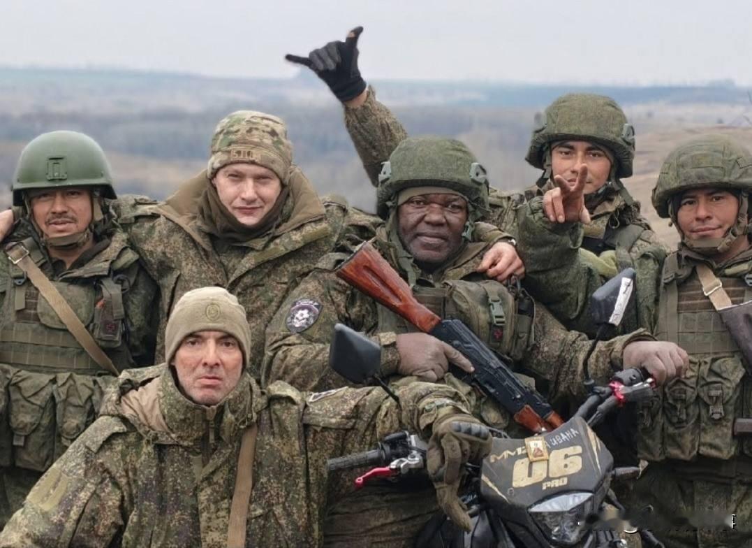 晒得黝黑的俄军士兵。