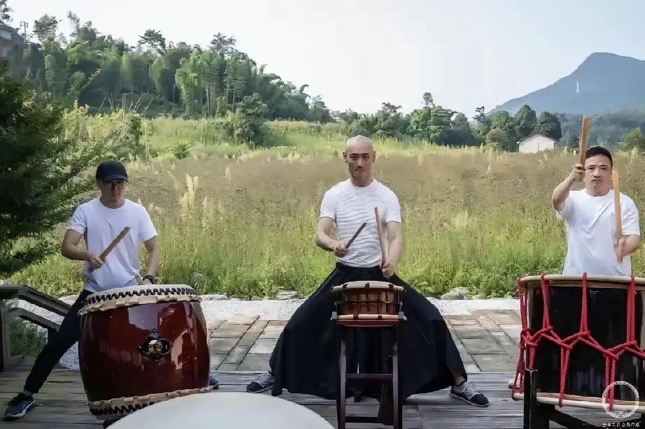 看到日本股市冲到了70000点的高点，经济学家卢麒元想哭了！他认为，日本是在用自